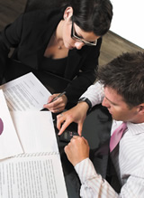 Photo couple doing paperwork